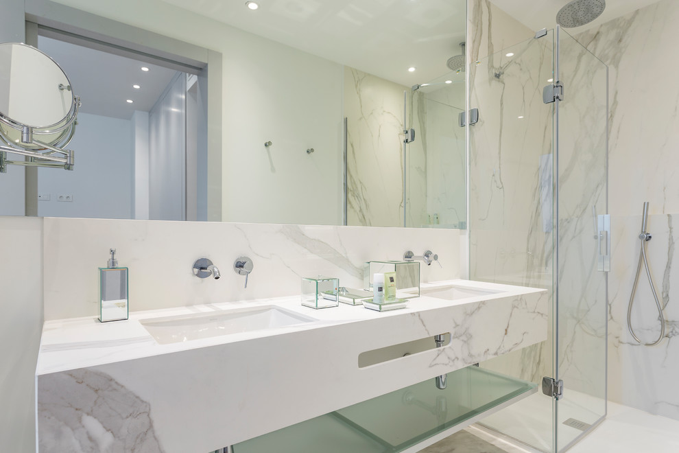 Design ideas for a mid-sized transitional master wet room bathroom in Madrid with a one-piece toilet, stone slab, white walls, a drop-in sink and a hinged shower door.