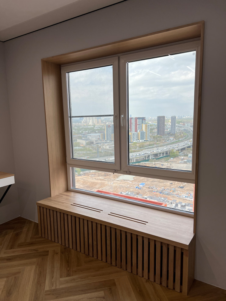 Деревянный подоконник с откосами и реечным экраном