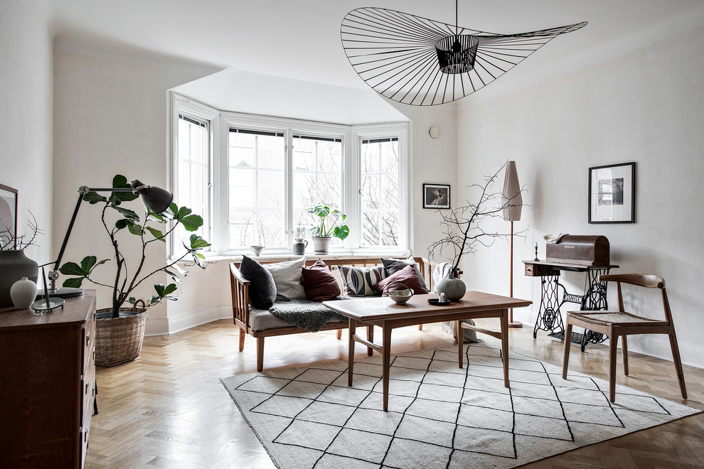 Idéer för att renovera ett mellanstort nordiskt separat vardagsrum, med ett finrum, vita väggar, mellanmörkt trägolv och brunt golv