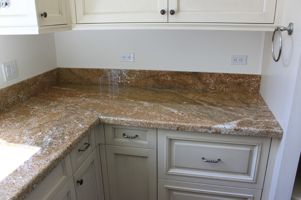 Transitional home design photo in Miami