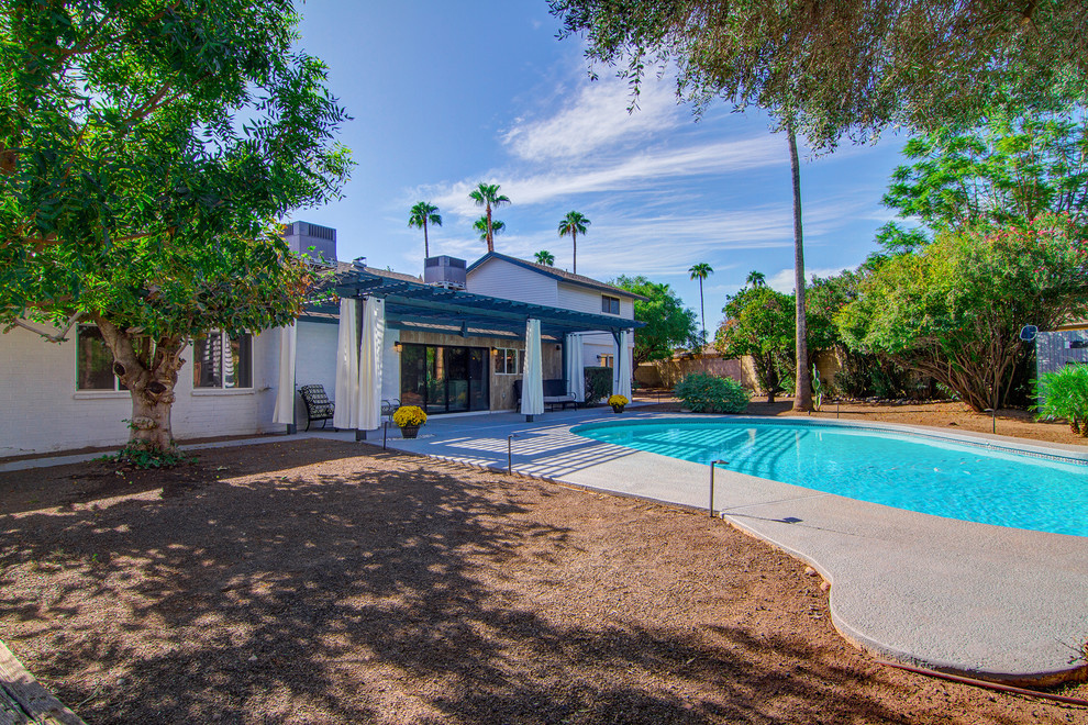 Example of a transitional home design design in Phoenix