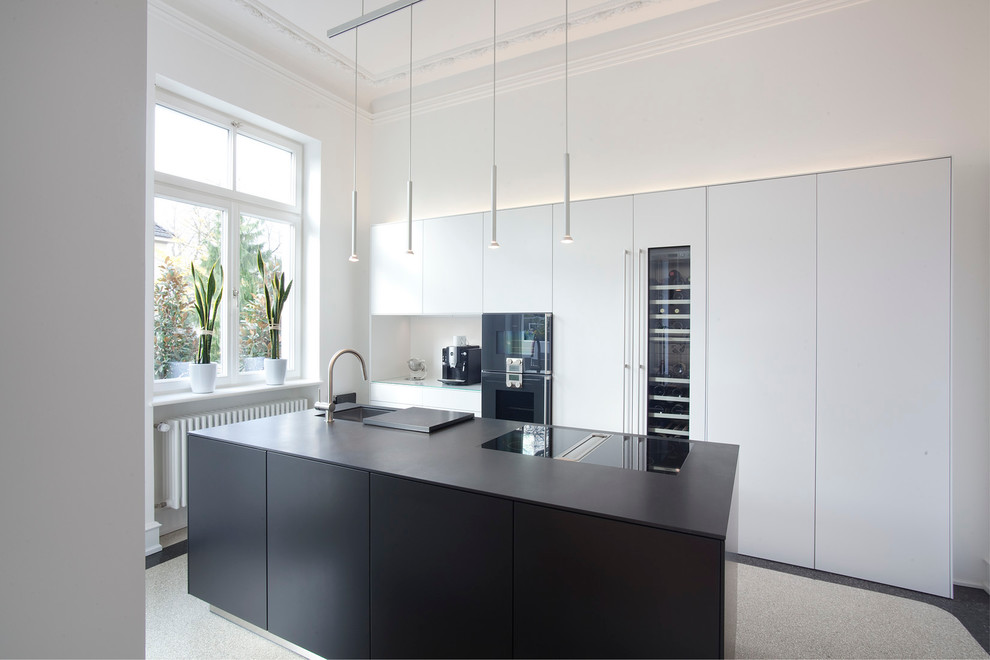 Kitchen - contemporary kitchen idea in Cologne