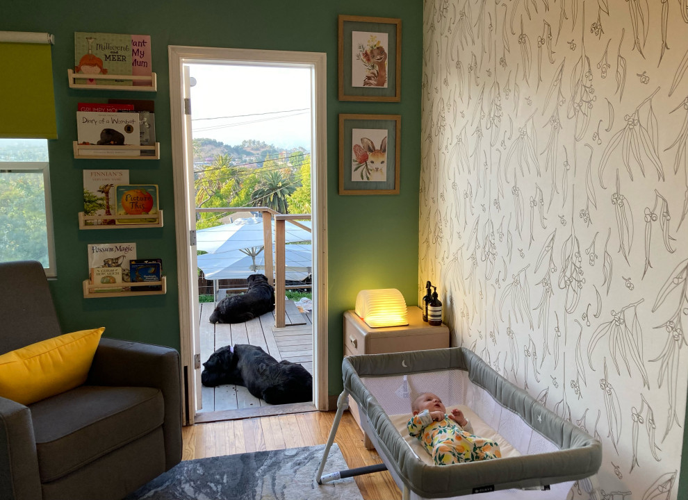 ロサンゼルスにある高級な広いコンテンポラリースタイルのおしゃれな赤ちゃん部屋 (白い壁、無垢フローリング、男女兼用、壁紙) の写真