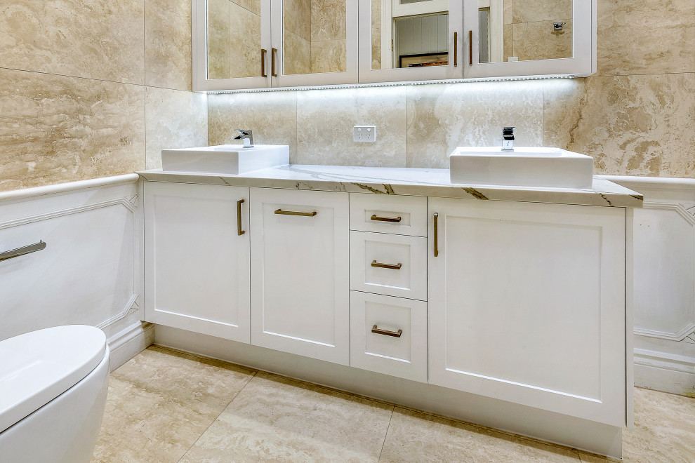 Photo of a contemporary bathroom in Brisbane.