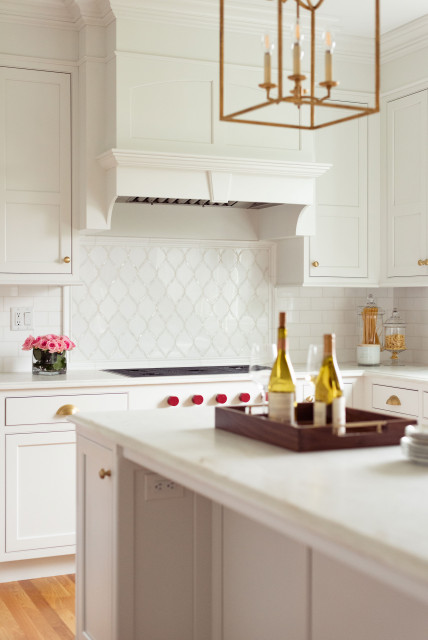 White Kitchen Cabinets in New England klassisk-koek