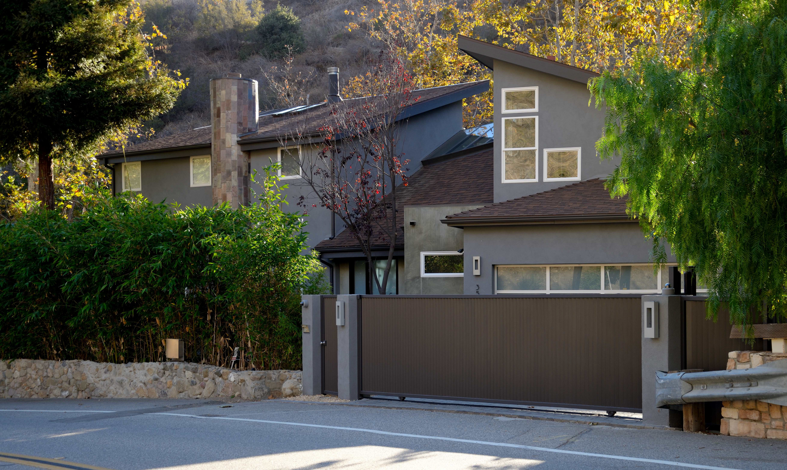 Modern Driveway Gates - Photos \u0026 Ideas | Houzz, image size:2560x1530