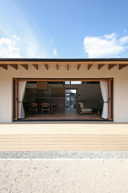 しだれ桜と暮らす家 moderno-terraza-y-balcon
