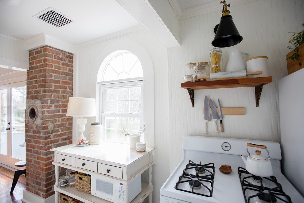 Kitchen - 1960s kitchen idea in Charleston