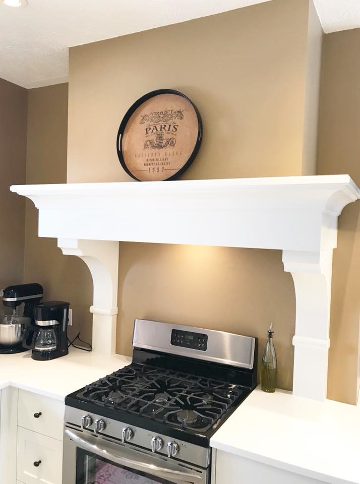 Transitional kitchen photo in Toronto