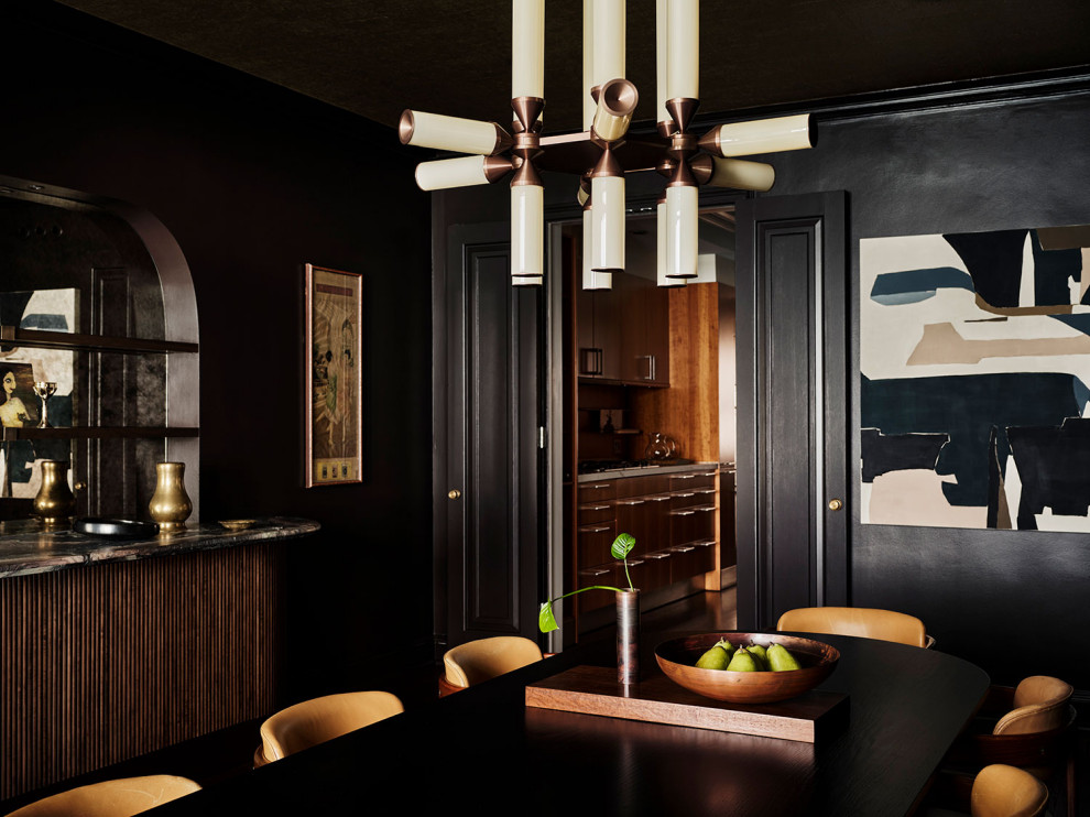 Источник вдохновения для домашнего уюта: большая гостиная-столовая в стиле фьюжн с коричневыми стенами, паркетным полом среднего тона, коричневым полом и потолком с обоями