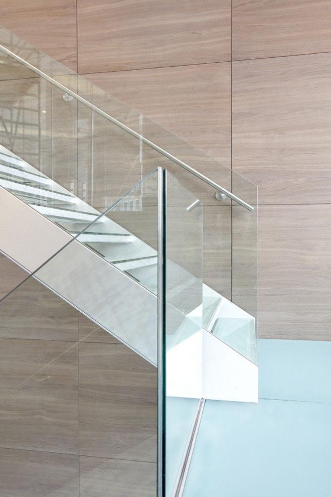 Современная маршевая лестница со стеклянными ступенями и стеклянным ограждением