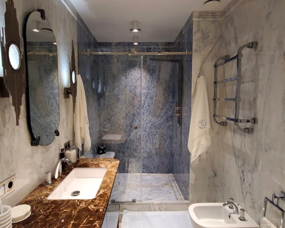 Душевая из мрамора Calcite Blue