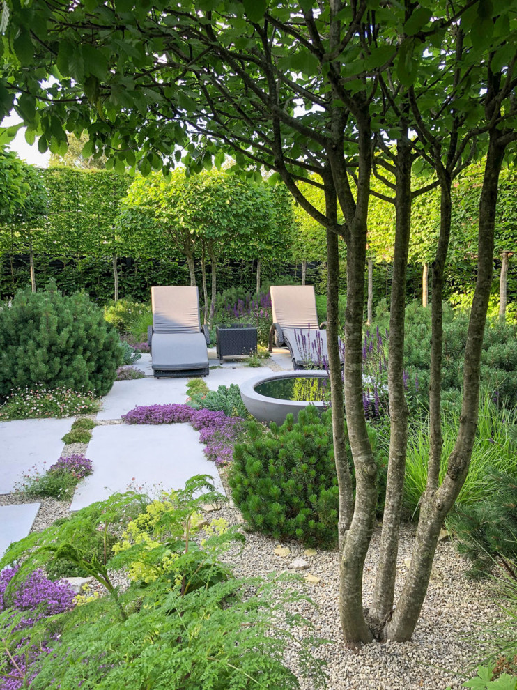 Foto di un giardino minimalista esposto a mezz'ombra di medie dimensioni e dietro casa con pavimentazioni in pietra naturale