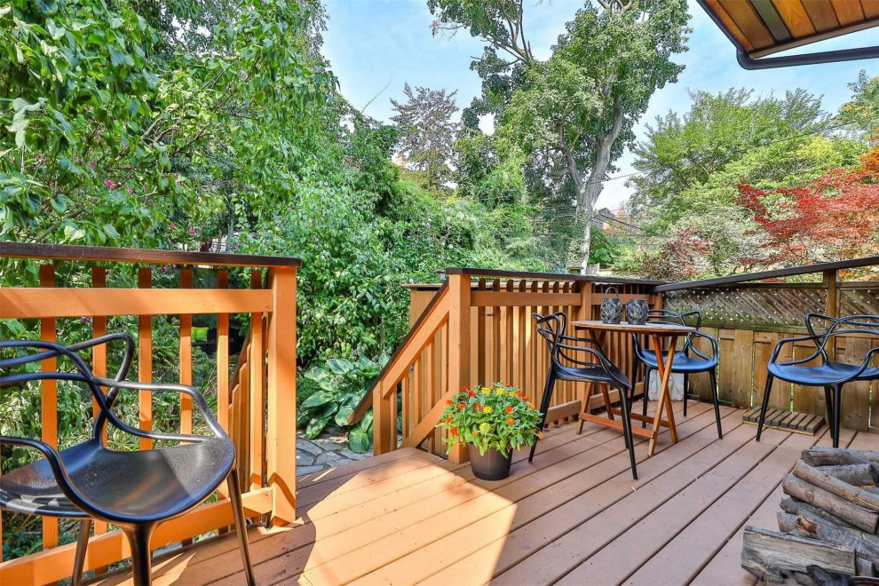 Transitional deck photo in Toronto