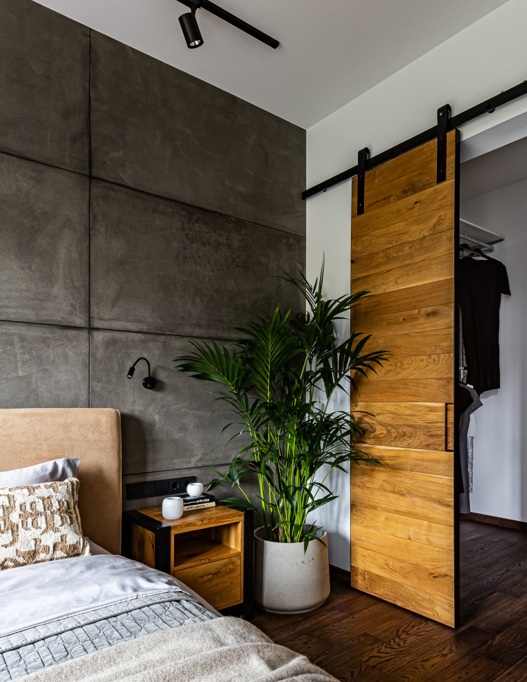 Exemple d'une petite chambre parentale grise et blanche industrielle avec un mur gris, un sol en vinyl, un sol marron et boiseries.