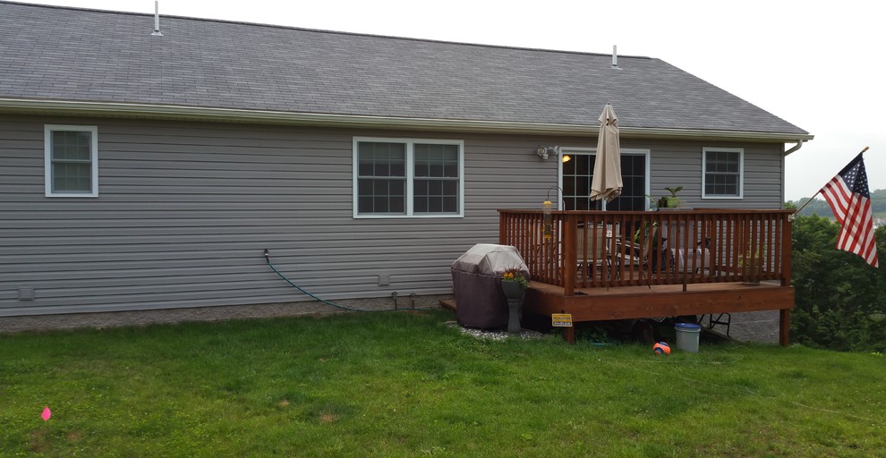 Example of a mid-sized arts and crafts backyard deck design