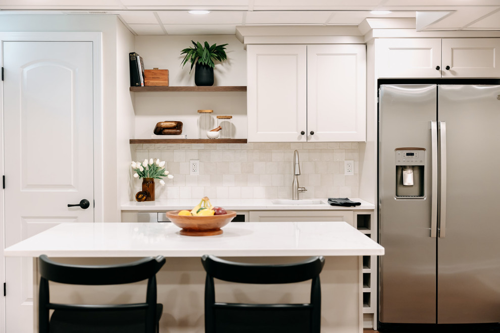 Kitchen - transitional kitchen idea in Detroit