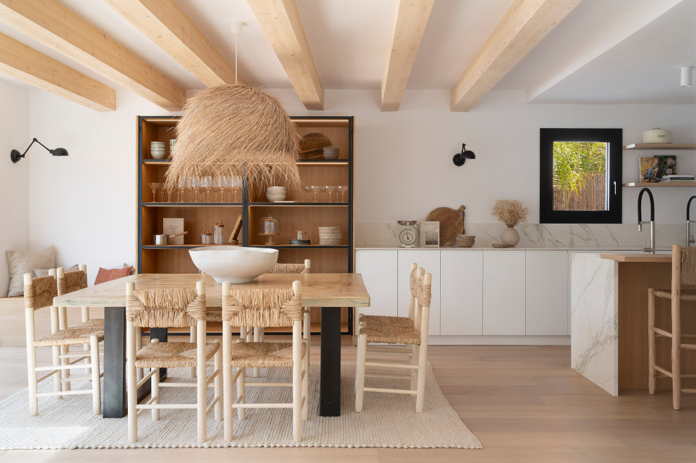 Ejemplo de comedor contemporáneo con paredes blancas, suelo de madera clara, suelo beige y vigas vistas