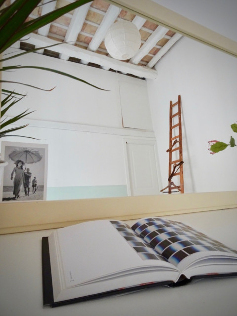 Plafond mansard&eacute; mediterraneo-dormitorio