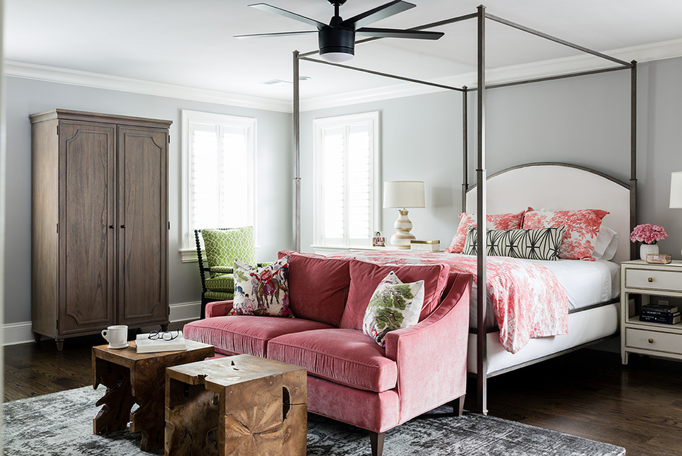 Aménagement d'une chambre grise et rose classique avec un mur gris, parquet foncé et aucune cheminée.
