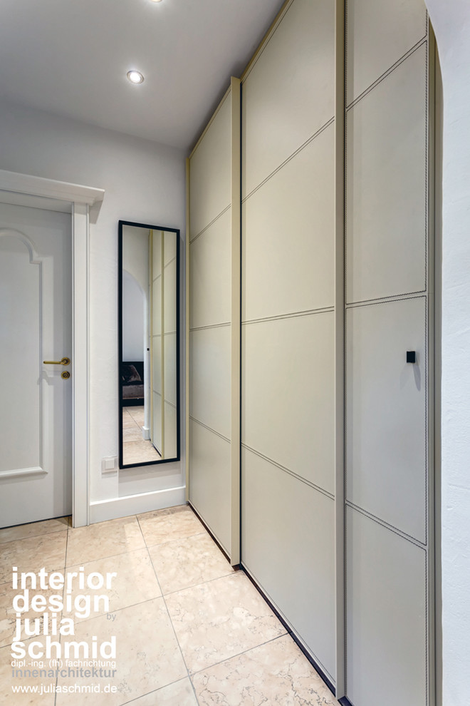 This is an example of a mid-sized contemporary hallway in Munich.