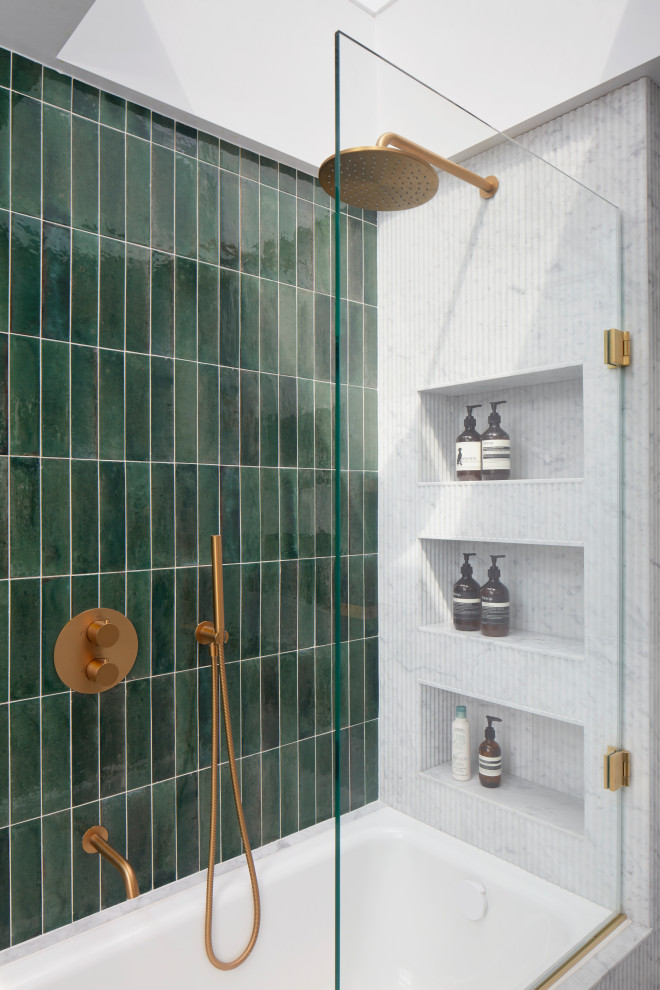 Modelo de cuarto de baño contemporáneo con combinación de ducha y bañera, baldosas y/o azulejos verdes, paredes blancas y ducha abierta