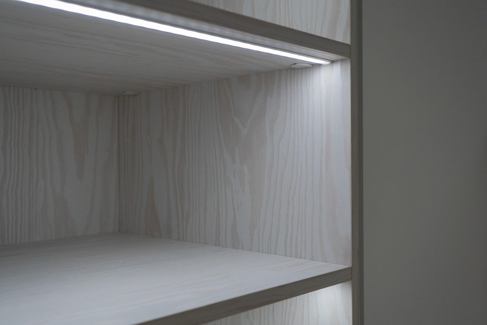 Гардеробная raumplus с LED-подсветкой, брючницами и пантографами