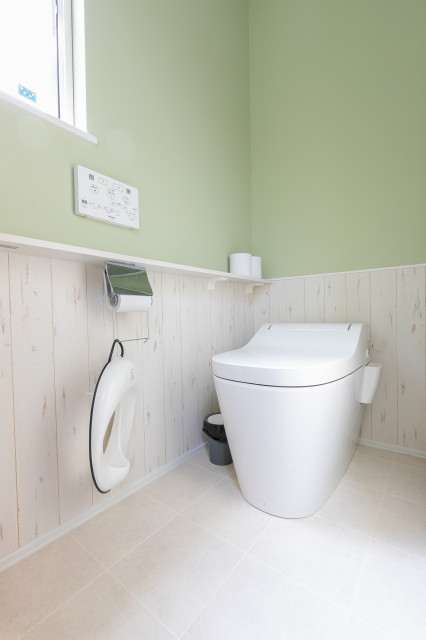 金属と木材の外装材を使った、こだわりのシンプルモダンハウス bagno-di-servizio