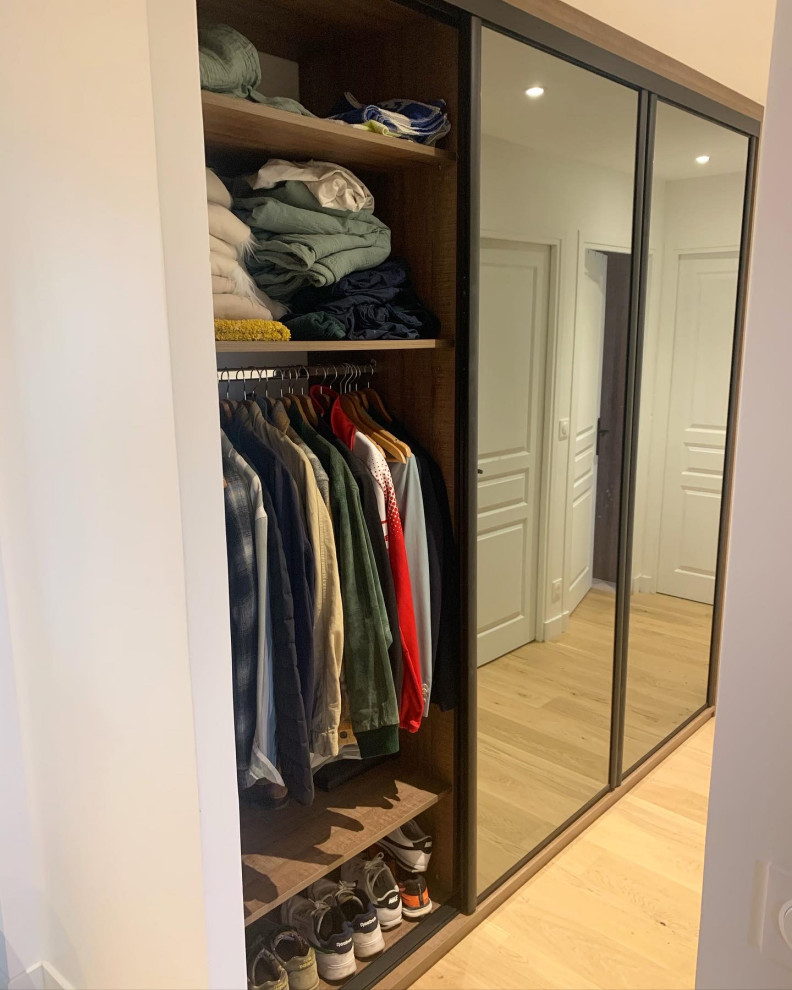 This is an example of a modern storage and wardrobe in Paris.