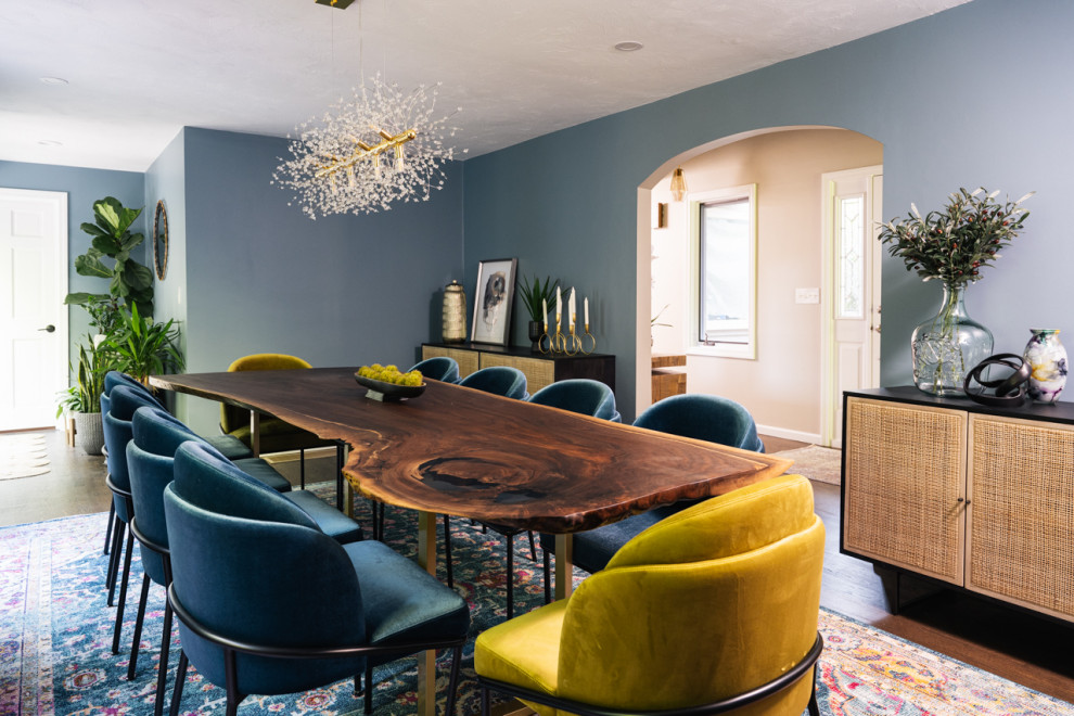 Immagine di una sala da pranzo boho chic chiusa e di medie dimensioni con pareti blu, parquet scuro e pavimento marrone