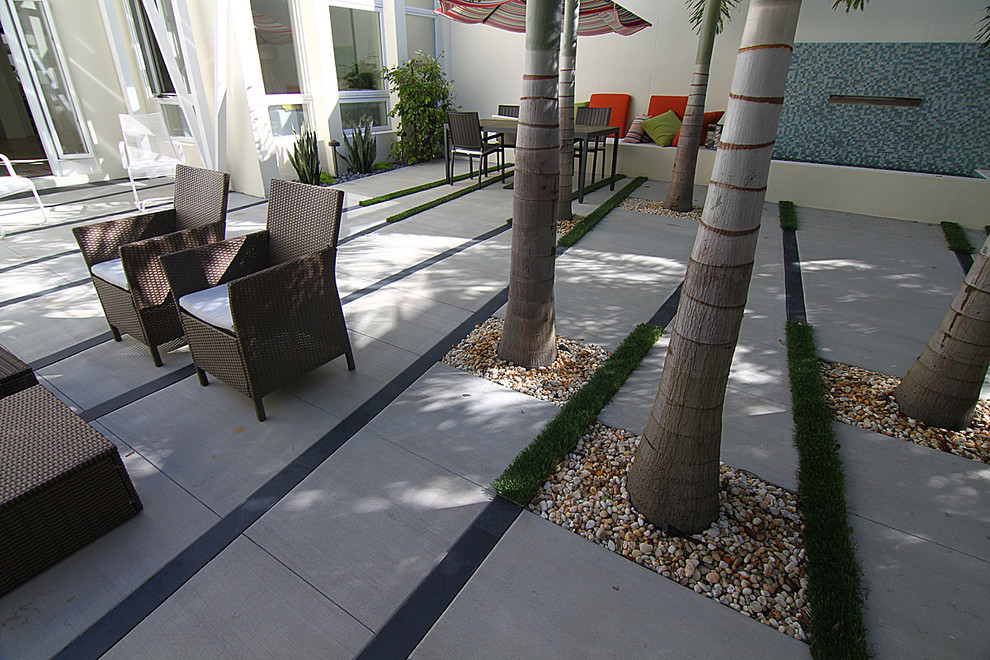 Contemporary courtyard patio in Orlando with a water feature and natural stone pavers.