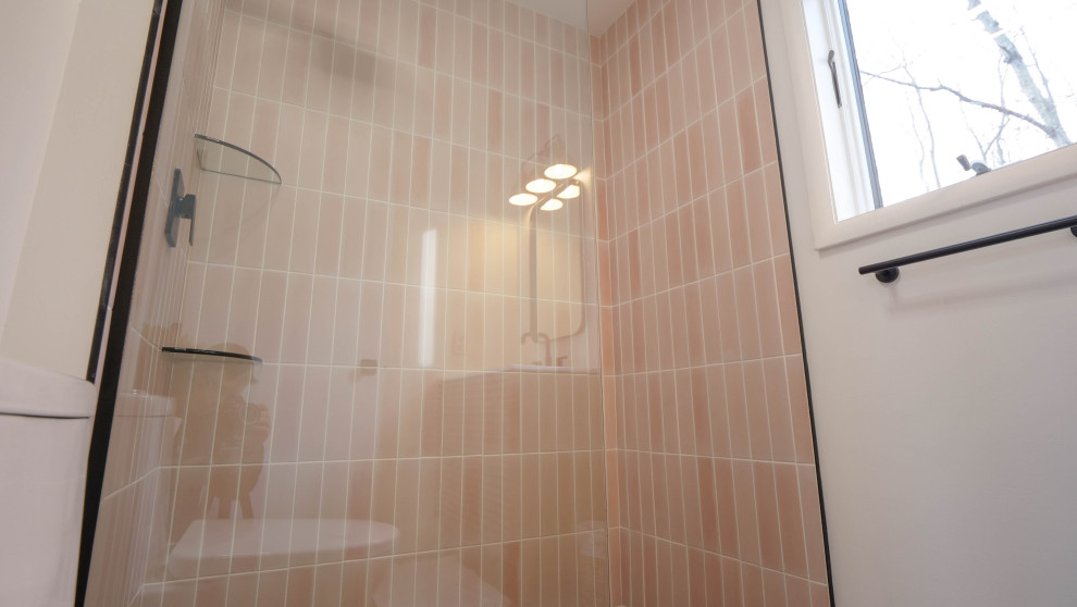 Свежая идея для дизайна: маленькая детская ванная комната в скандинавском стиле с фасадами с филенкой типа жалюзи, темными деревянными фасадами, душем без бортиков, унитазом-моноблоком, розовой плиткой, керамической плиткой, белыми стенами, полом из цементной плитки, монолитной раковиной, столешницей из кварцита, серым полом, открытым душем, белой столешницей, тумбой под одну раковину и напольной тумбой для на участке и в саду - отличное фото интерьера
