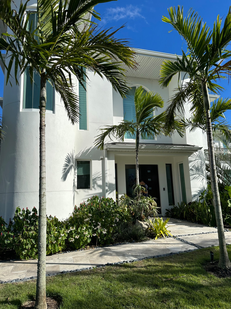 Großes, Zweistöckiges Maritimes Einfamilienhaus mit Putzfassade, weißer Fassadenfarbe, Flachdach, Blechdach und schwarzem Dach in Tampa