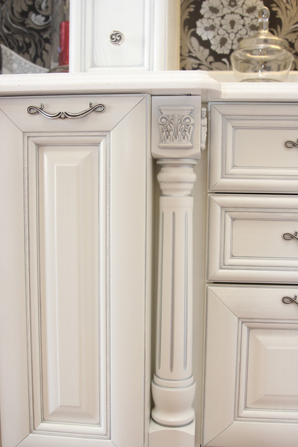 Белая кухня в викторианском стиле (реализованный проект)