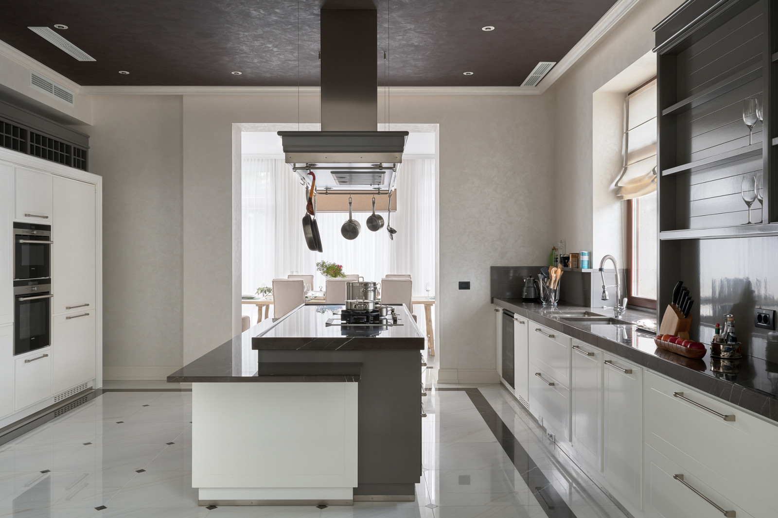 Большой загородный дом