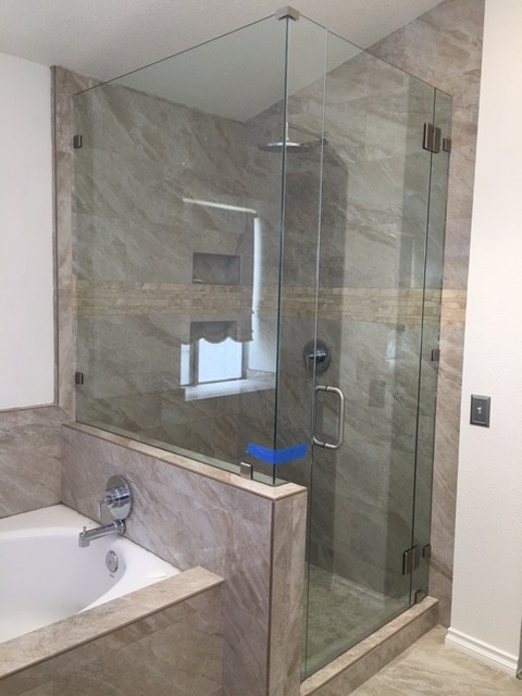 Example of a transitional alcove bathtub design in Orange County