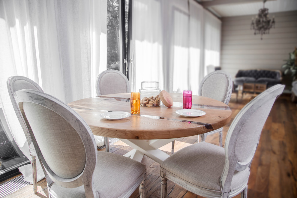 Обеденный стол и стулья