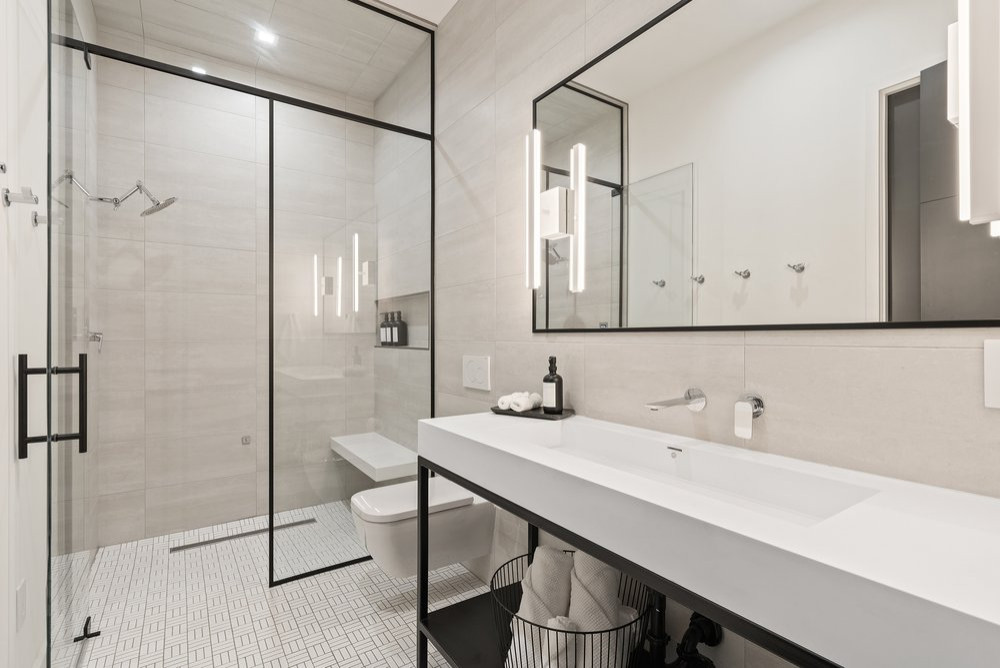 FRAMED SHOWERS