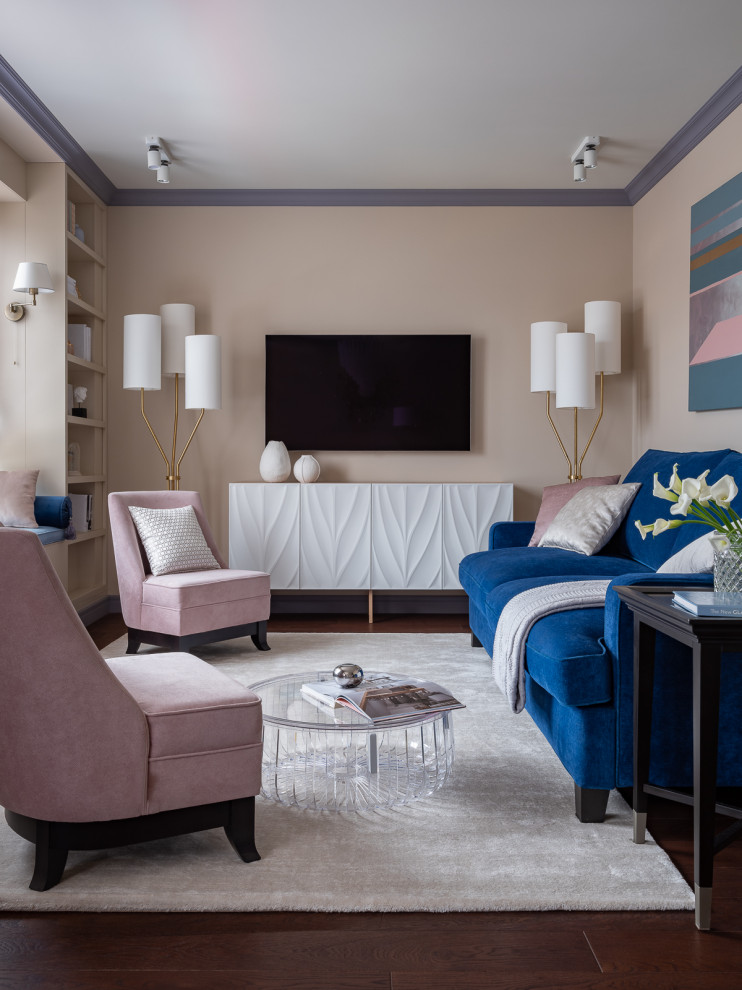 Пример оригинального дизайна: гостиная комната в стиле неоклассика (современная классика) с бежевыми стенами, темным паркетным полом, телевизором на стене и коричневым полом