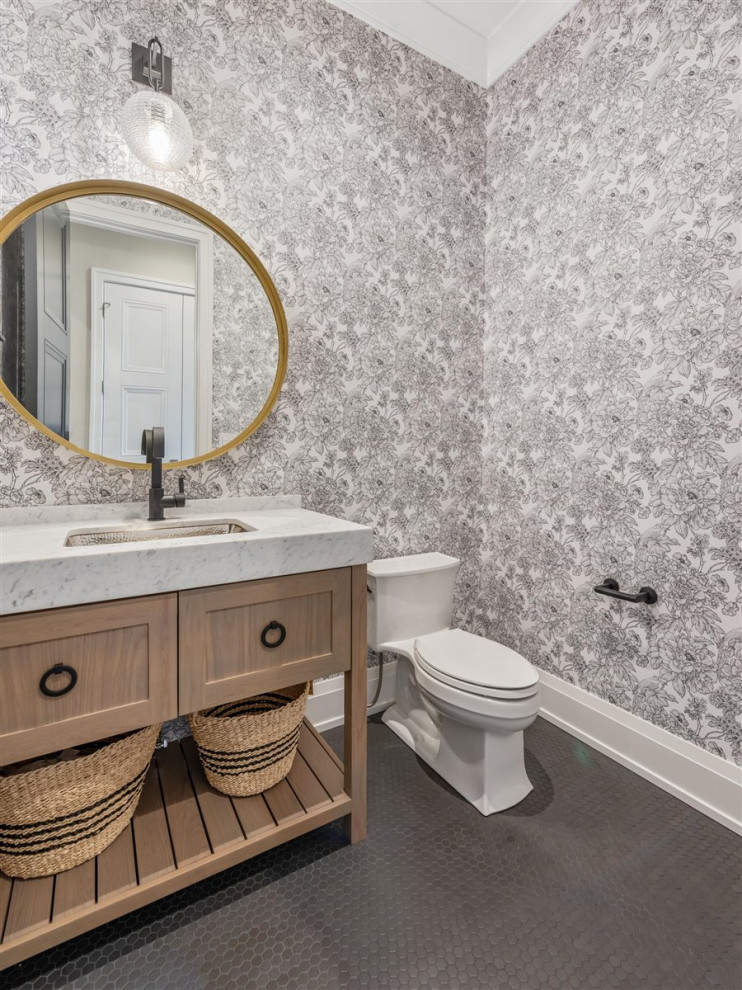 Bild på ett mellanstort vintage vit vitt toalett, med möbel-liknande, skåp i ljust trä, en toalettstol med separat cisternkåpa, vita väggar, klinkergolv i keramik, ett undermonterad handfat, marmorbänkskiva och grått golv
