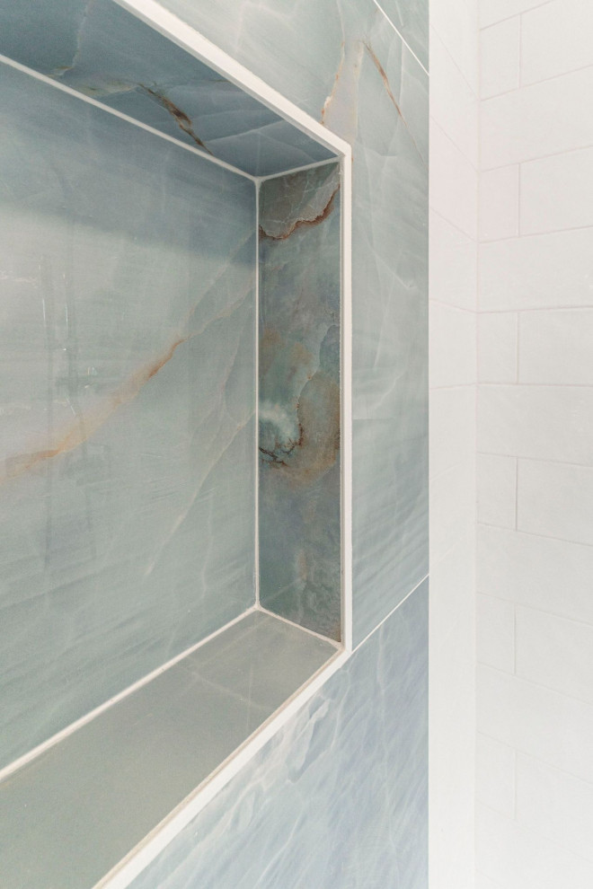 Immagine di una grande stanza da bagno padronale minimalista con ante bianche