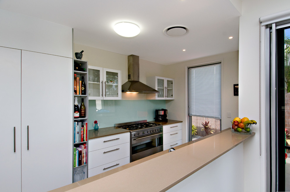 This is an example of a tropical kitchen in Sunshine Coast.