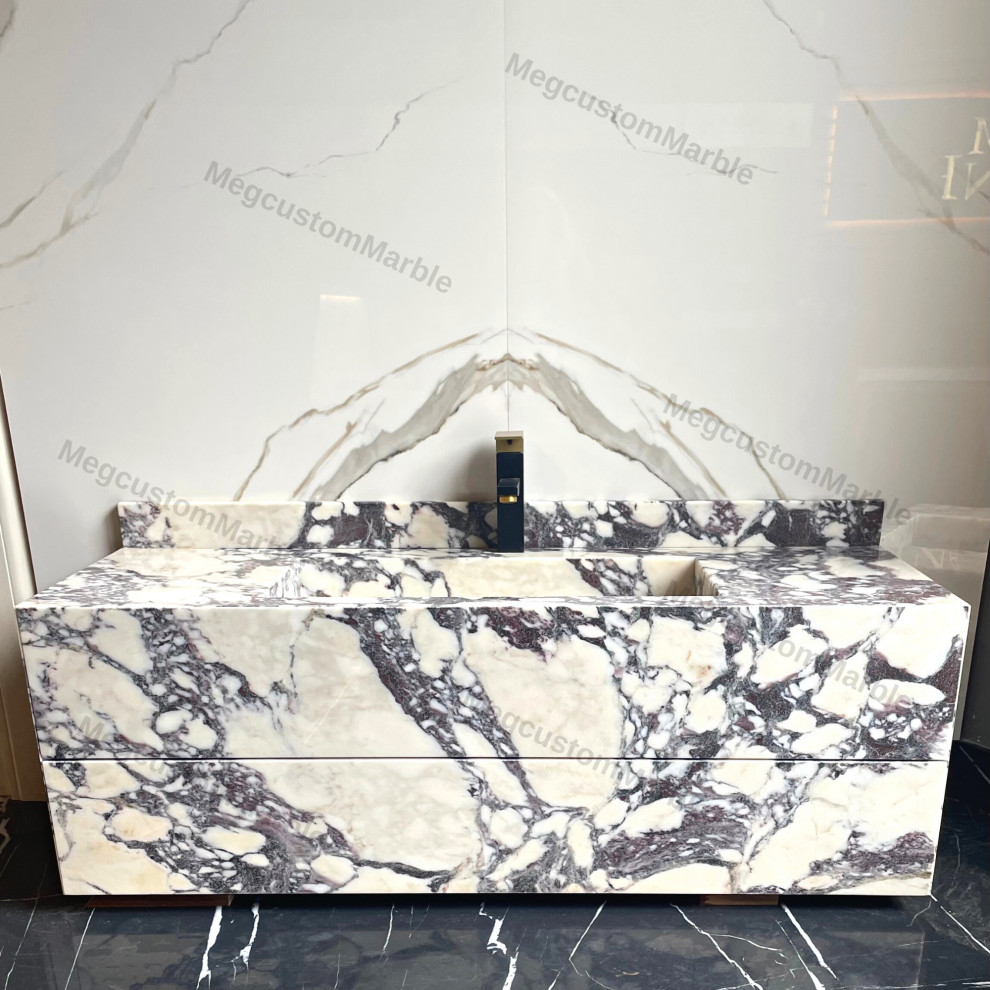 Стильный дизайн: большая главная ванная комната в стиле модернизм с фасадами островного типа, белыми фасадами, отдельно стоящей ванной, двойным душем, унитазом-моноблоком, разноцветной плиткой, мраморной плиткой, белыми стенами, мраморным полом, раковиной с пьедесталом, мраморной столешницей, фиолетовым полом, серой столешницей, тумбой под одну раковину, подвесной тумбой и многоуровневым потолком - последний тренд