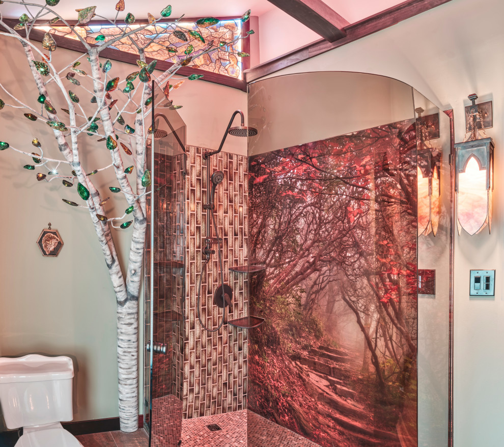 Ejemplo de cuarto de baño único bohemio de tamaño medio con paredes verdes, suelo de baldosas de cerámica, ducha con puerta con bisagras y vigas vistas