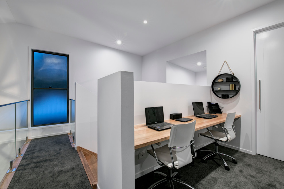 Photo of a contemporary home office in Brisbane.