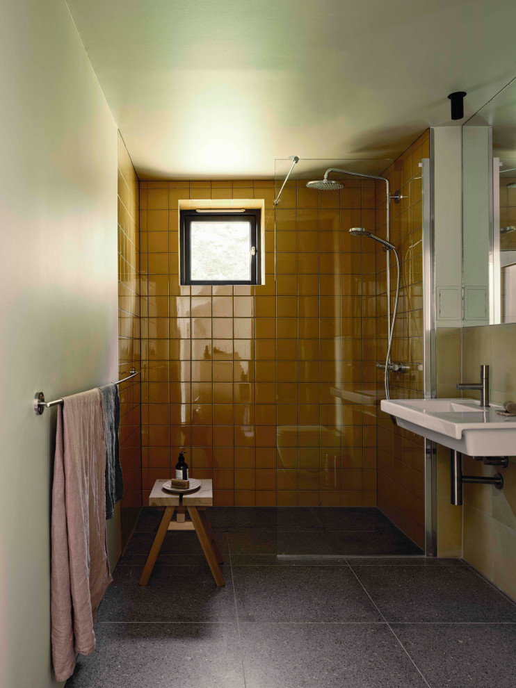Свежая идея для дизайна: ванная комната в современном стиле с открытым душем, желтой плиткой, керамической плиткой, желтыми стенами, бетонным полом, серым полом, открытым душем и тумбой под одну раковину - отличное фото интерьера