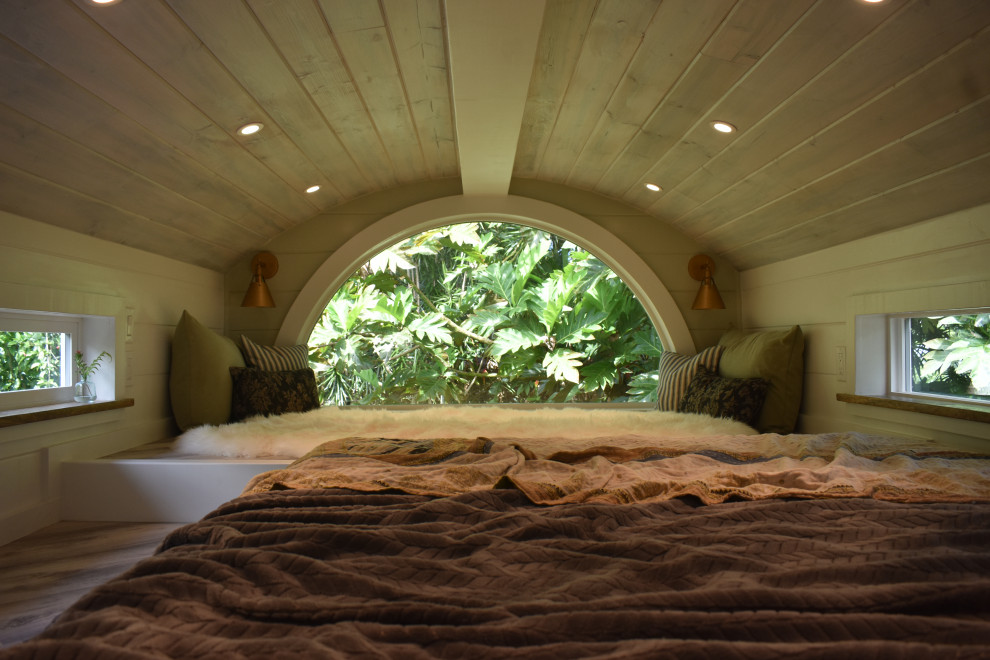 Kleines Maritimes Schlafzimmer im Loft-Style mit grüner Wandfarbe, Vinylboden, grauem Boden, Holzdielendecke und Holzdielenwänden in Hawaii