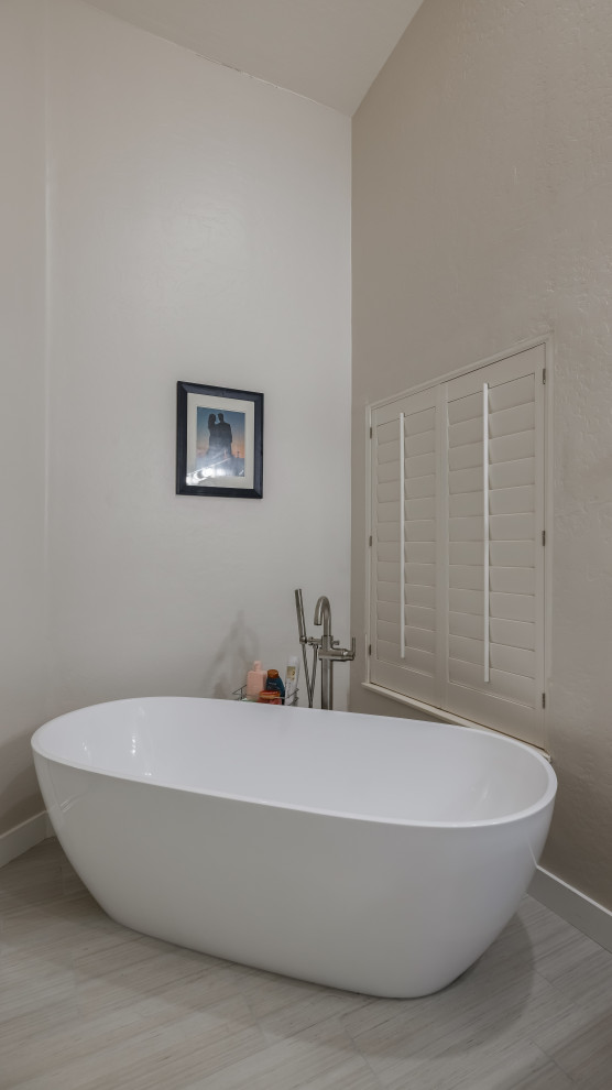 Пример оригинального дизайна: большая главная ванная комната в современном стиле с отдельно стоящей ванной, серыми стенами, полом из керамогранита и белым полом