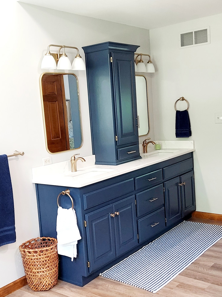 Inredning av ett modernt mellanstort vit vitt en-suite badrum, med blå skåp, ett fristående badkar, vit kakel, vita väggar, vinylgolv, granitbänkskiva och beiget golv
