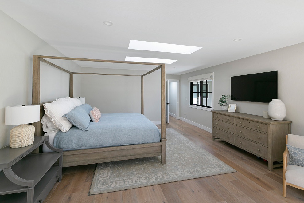 Ejemplo de dormitorio principal, blanco y blanco y madera tradicional renovado grande con paredes grises, suelo de madera clara y suelo beige